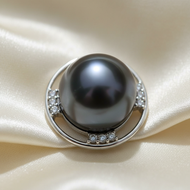14K White Gold Tahitian Pearl Diamond Pendant - diamond detail macro editorial