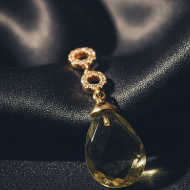 14K Yellow Gold Olive Quartz Briolette and Diamond Pendant – Connector Detail