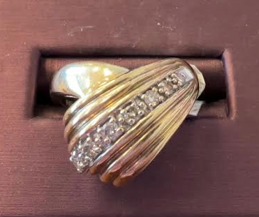 14K Yellow Gold Ribbed Bombé Diamond Ring