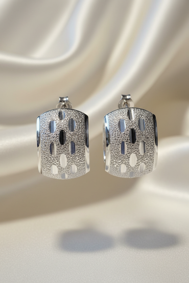 18K White Gold Diamond-Cut Lattice Huggie Hoop Earrings – Front View