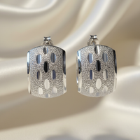 18K White Gold Diamond-Cut Lattice Huggie Hoop Earrings – Front View