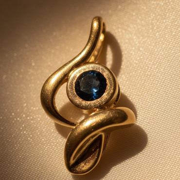 14K Yellow Gold Freeform Sapphire Pendant – Detail View