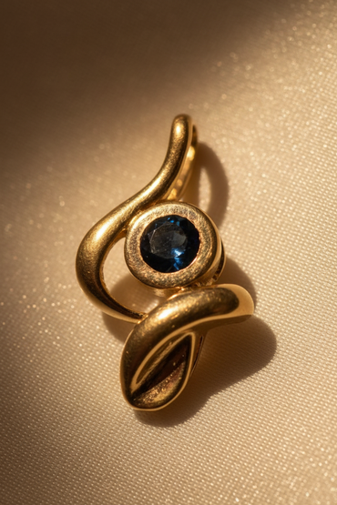 14K Yellow Gold Freeform Sapphire Pendant – Detail View