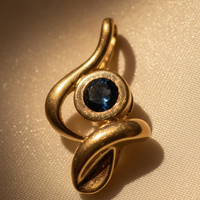 14K Yellow Gold Freeform Sapphire Pendant – Detail View