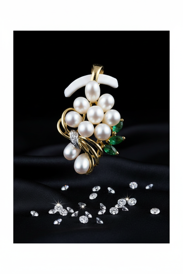 Yellow gold freshwater pearl cluster pendant - front close-up