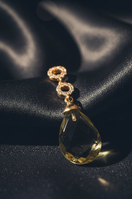 14K Yellow Gold Olive Quartz Briolette and Diamond Pendant – Connector Detail