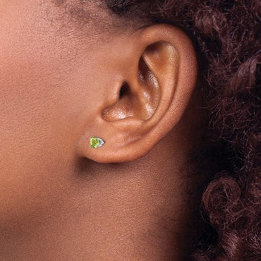 14k White Gold 4mm Peridot Stud Earrings